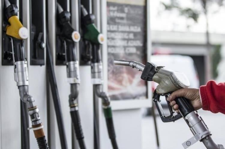 <p>Türkiye'de benzin ve motorin fiyatları hesaplanırken; Gümrüksüz rafineri fiyatına ÖTV ve EPDK payının eklenmesiyle KDV hariç Rafineri satış fiyatı bulunuyor.</p>

<p> </p>

