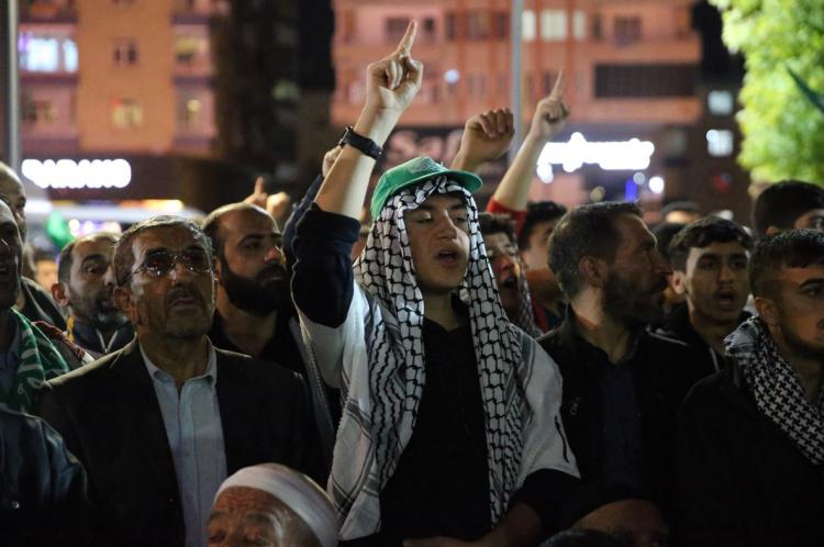 <p>BATMAN</p>

<p>Batman'da, Turgut Özal Bulvarı'nda bir araya gelen sivil toplum kuruluşu temsilcileri, siyasi parti yetkilileri ve vatandaşlar Gülistan Caddesi'ne kadar yürüdü.</p>

<p> </p>

