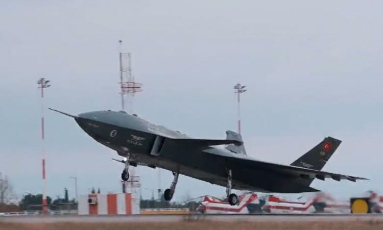 <p>Öte yandan ASELSAN tarafından geliştirilen Milli AESA Radar MURAD da AKINCI TİHA’ya kısa süre önce test amaçlı entegre edildi. Testlerin tamamlanmasına müteakiben AKINCI, MURAD AESA Radarı ile tespit ettiği hava hedeflerine GÖKDOĞAN ve BOZDOĞAN Füzeleri ile angaje olabilecek.</p>
