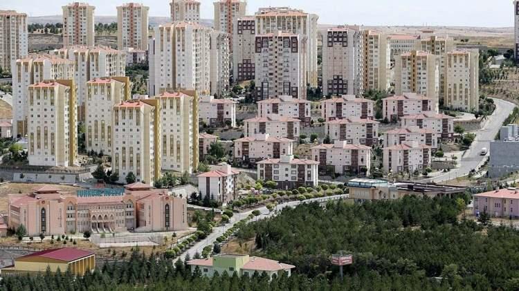 <p>İzin belgesi bulunmaksızın turizm amaçlı kiralama faaliyetlerine devam edenler ile her defasında 100 günden fazla süreli kira sözleşmesi yapmasına rağmen<strong> ilk sözleşme tarihinden itibaren bir yıl içinde aynı konutu 4 defadan fazla kiraya verenler hakkında bir milyon lira idari para cezası </strong>verilecek.</p>