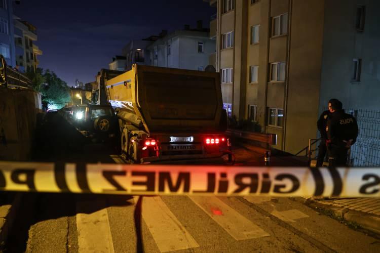 <p><strong>9 KİŞİ YARALANDI</strong></p>
<p>İstanbul Valiliğinden yapılan açıklamada, "Uygulama noktasında ekip aracına çarpma sonucunda; biri polis, biri de bekçi olmak üzere 2 kişi ağır; biri bekçi, 6’sı da sivil olmak üzere toplam 7 kişi ise hafif yaralanmıştır. Olayda yaralanan 9 kişinin tedavileri kaldırıldıkları hastanelerde devam etmektedir" denildi.</p>