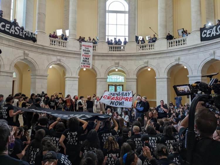 <p>Önce Capitol Binası yakınlarında toplanan göstericiler İsrail'in Filistin saldırılarını protesto etti.</p>
<p>"Ateşkes" yazılı büyük bir afiş açan protestocular, "Şimdi ateşkes" sloganları attı.</p>