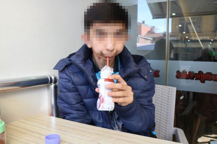 <p>Normal bir görünüm ve yemek yeme isteği ile yaşama tutunan Yaşar Hüseyin Köksalan ise lise 2. sınıfı teşekkür ve onur belgesi ile geçtiğini, ileride yazılım ve siber ile alakalı bir bölümde çalışmak için çaba sarf ettiğini ifade etti.</p>
<p> </p>