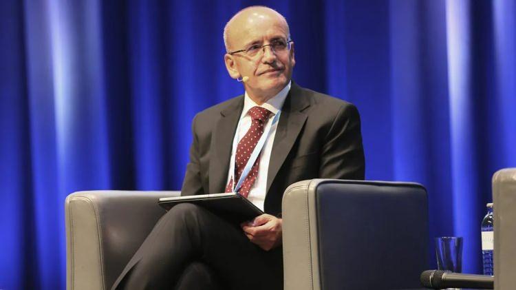 <p>Bakan Mehmet Şimşek, burada yaptığı konuşmada "pozitif reel faize yaklaştık" açıklamasında bulundu. Şimşek "Pozitif reel faiz enflasyon beklentilerini dizginlemek için olmazsa olmazımız, buna yaklaşmış durumdayız" dedi. Pozitif reel faiz enflasyonun üstünde gerçekleşen faizi ifade ediyor.</p>
<p> </p>
