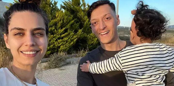 <p>Fakat yaptığı son paylaşımda eşi Mesut Özil'in doğum gününü kutlayan Amine Gülşe, aile fotoğraflarını takipçileri ile paylaştı. Mutlu evlilikleriyle parmakla gösterilen ünlü çiftin aile fotoğrafı sosyal medyada büyük beğeni aldı.</p>
