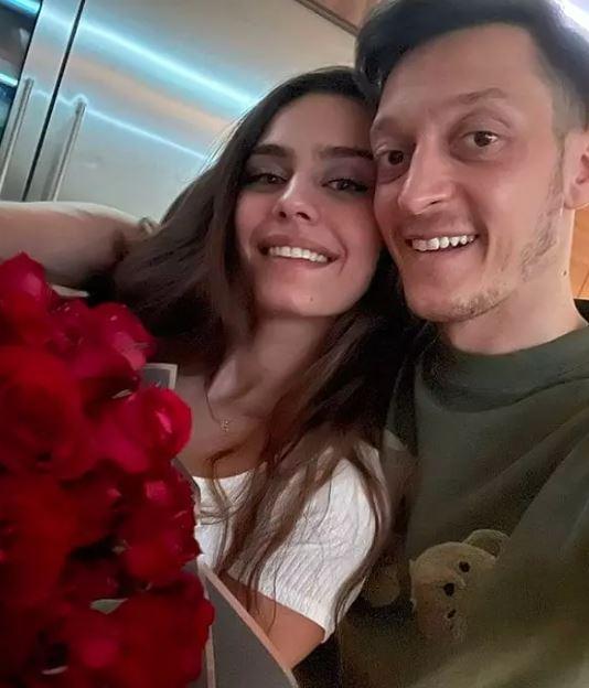 <p><span style="color:#800000"><strong>BİNLERCE YORUM GELDİ!</strong></span></p>

<p>Aile hayatlarını gözlerden uzak yaşamayı tercih eden ünlü çiftin fotoğraflarına binlerce yorum geldi. Eşinin paylaştığı fotoğrafı alıntılayan yıldız futbolcu Mesut Özil gelen tebrik mesajları için ayrıca teşekkür etti. </p>
