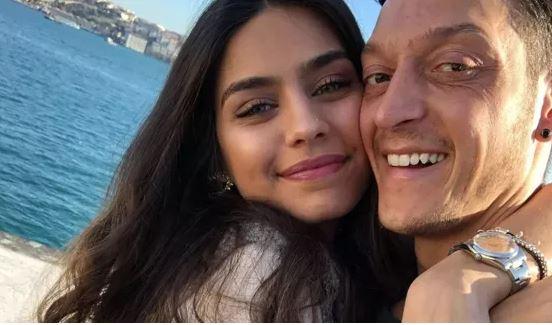 <p>Birçok ünlü isim Amine Gülşe'nin paylaşımına yorum yaparak Mesut Özil'in doğum gününü kutladı. </p>
