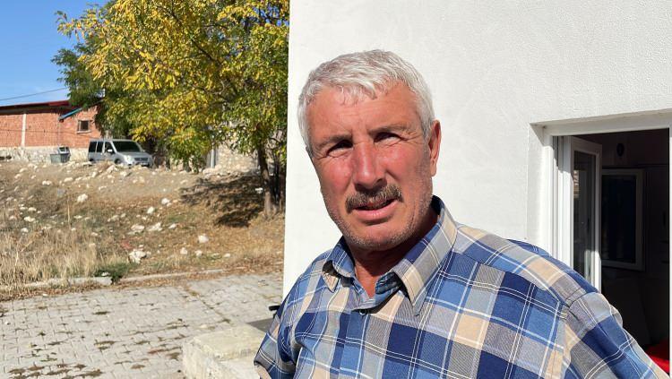 <p>Nazmi Önal'ın evlerinde kaldığı yengesi Habibe Önal da jandarma ve AFAD ekiplerinin günlerce onu aradığını, fotoğraflarının asıldığını ancak herhangi bir ize rastlanamadığını dile getirdi.</p>
<p>Oğlunun, nefes darlığı bulunan Nazmi Önal'ı kaybolmadan iki gün önce hastaneye götürdüğünü aktaran Önal, "O nefesle bir yere gidebilecek bir insan değildi. Sadece en fazla 200-300 metre uzaklıkta olurdu. Köpek nasıl getirir? Bacağı bir yerde, kafası, ayağı bir yerde bulunuyor. Elbiseler bir tarafta." diye konuştu.</p>
<p>Önal, onun öldürülmüş olabileceğinden şüphelendiklerini, her şeyin otopsi sonucunda belli olacağını sözlerinle ekledi.</p>