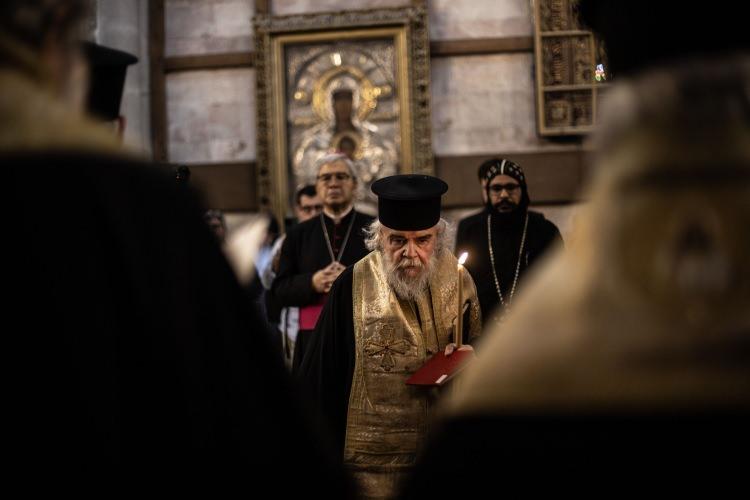 <p>Hristiyan cemaatinin dini liderleri, abluka altındaki Gazze Şeridi'nde hayatını kaybedenler için işgal altındaki Doğu Kudüs'teki Kıyamet Kilisesinde pazar ayininde dua etti.</p>
