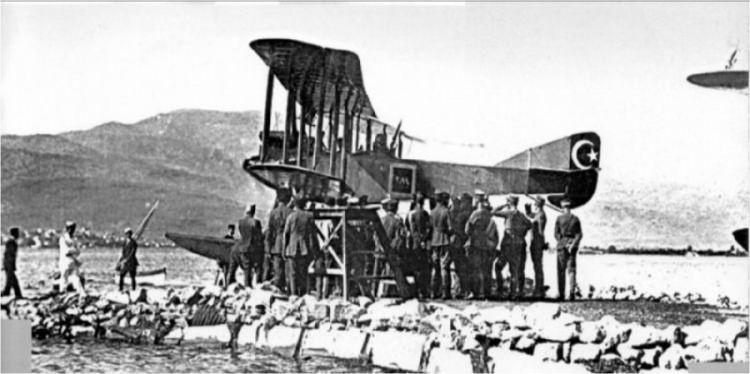 <p>Mustafa Kemal’in imzaladığı haritanın içerisinden de bahseden Doç. Dr. Barış Borlat, “Harita özellikle Çanakkale Cephesi esnasında Gelibolu paftasını içeren ve özellikle içerisindeki taktik seviyedeki topçu atışına imkan sağlamasa bile büyük oranda yarımadadaki çıkarma koylarını gösteren ve özellikle her iki tarafın muharebe hatlarının nereden geçtiğinin de üzerine çizilmiş olduğunu söyleyebiliriz. </p>