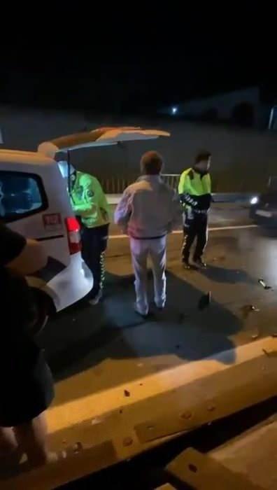 <p>Kazayı gören bazı sürücüler, yardım etmek için olay yerinde durup, durumu polis ekiplerine bildirdi. </p>