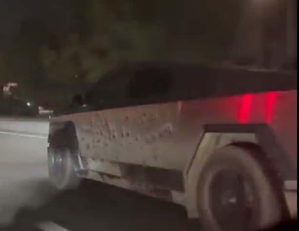 <p>Kısa video, Tesla kamyonetin yanından geçmekte olan bir Tesla Sahipleri Silikon Vadisi üyesi tarafından kaydedildi.</p>
