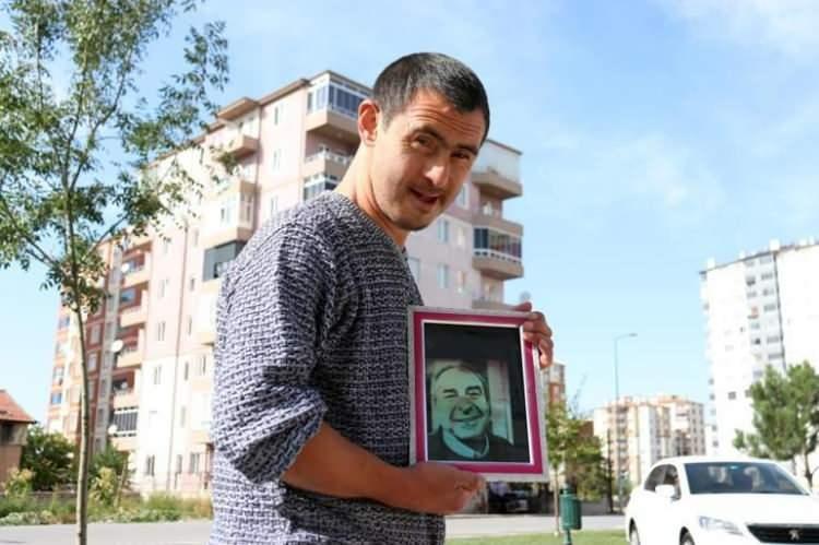 <p><span style="color:#000000"><strong>Rıza Baba'nın fotoğraflarını bir an olsun yanından ayırmayan Down sendromlu Ali, "Rıza Baba seni çok seviyorum. Seni görmek istiyorum" diyerek Zafer Ergin'e seslendi.</strong></span></p>