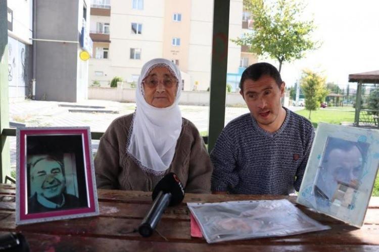 <p><span style="color:#000000"><strong>Çay içer, ona vermeye çalışır, bir şey yese ona vermeye çalışır. Rıza Baba, Ali'm seni çok seviyor. Kayseri'ye gelirsen seninle görüşmek istiyor. Resimlerini çerçevelettirdi. Fotoğrafını yanına alır, koklayarak onunla yatar" </strong></span></p>