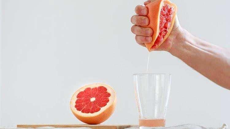 <p><strong>Vitamini yönünden zengin olan bu karışım, egzersiz yaparken daha hızlı yağ yakımına yol açar. Yapılan araştırmalara göre yeteri kadar C vitamini alımının kilo vermede etkili rol oynadığını gösteriyor.</strong></p>