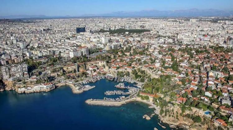 <p>Turizm sektörünün tek elden bütüncül bir bakış açısıyla değerlendirilmesi ve konaklama tesislerinde standart birliğinin sağlanması için milli parklar ile tabiat parklarının konaklama içeren tesis gerçekleştirilmesi amacıyla tahsis yapma yetkisi Kültür ve Turizm Bakanlığına verilecek.</p>