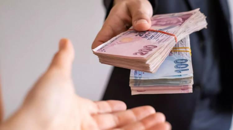 <p>Yurt içi gündelik tutarı, ek göstergesi 8000 ve daha yüksek kadrolarda bulunan memurlar için 465 liraya çıkacak. En alt kademedeki memura ise 400 lira ödenecek.</p>
<p></p>