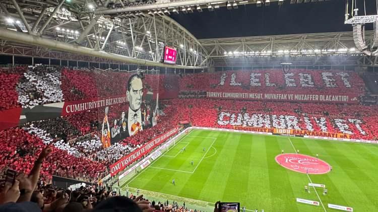 <p>Galatasaray taraftarı, Beşiktaş derbisi öncesinde Cumhuriyetin 100. yılına özel koreografiyle tribünlerde muhteşem bir atmoster oluşturdu.</p>
