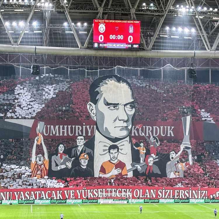 <p>Kuzey tribününde kartonlarla Türk bayrağı yapılırken, 3 boyutlu koreografide; Mustafa Kemal Atatürk, Metin Oktay, Bülent Korkmaz, Okan Buruk, Aziz Sancar, öğretmen, madenciler ve öğrencilerin resimleri yer aldı.</p>
