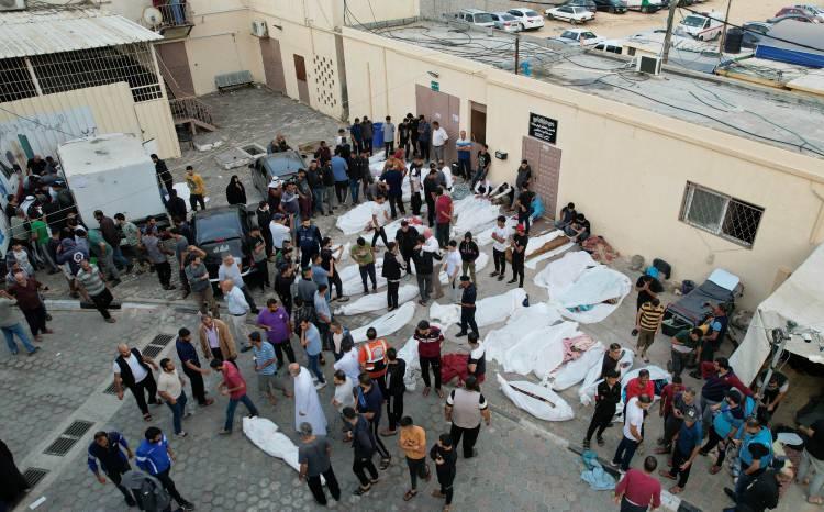 <p>Saldırılarda hayatını kaybedenlerin naaşları, cenaze namazı kılınıp toprağa verilmek üzere Deyr el-Belah kentindeki Aksa Hastanesi morgundan alındı.</p>
