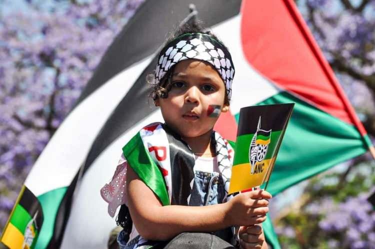 <p>İsrail'in Pretorya Büyükelçiliği önünde toplanan çok sayıda ANC üyesi ellerinde bayrak ve pankartlarla Filistin'e destek mesajı verdi.</p>
