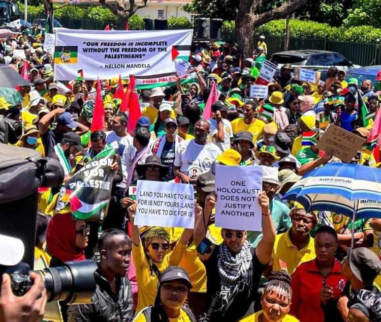 <p>Güney Afrika Cumhuriyeti'nde 1994 yılından beri iktidarda olan Afrika Ulusal Kongresi (ANC) Gauteng eyalet teşkilatı üyeleri, yürütme başkenti Pretorya'da Filistin'e destek mitingi düzenledi.</p>
