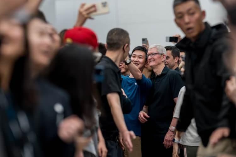 <p>Tim Cook bu hafta, iPhone üreticisinin en önemli uluslararası pazarında çarkların dönmesine yardımcı olan insanlarla buluşmak üzere Çin'e gitti.</p>
