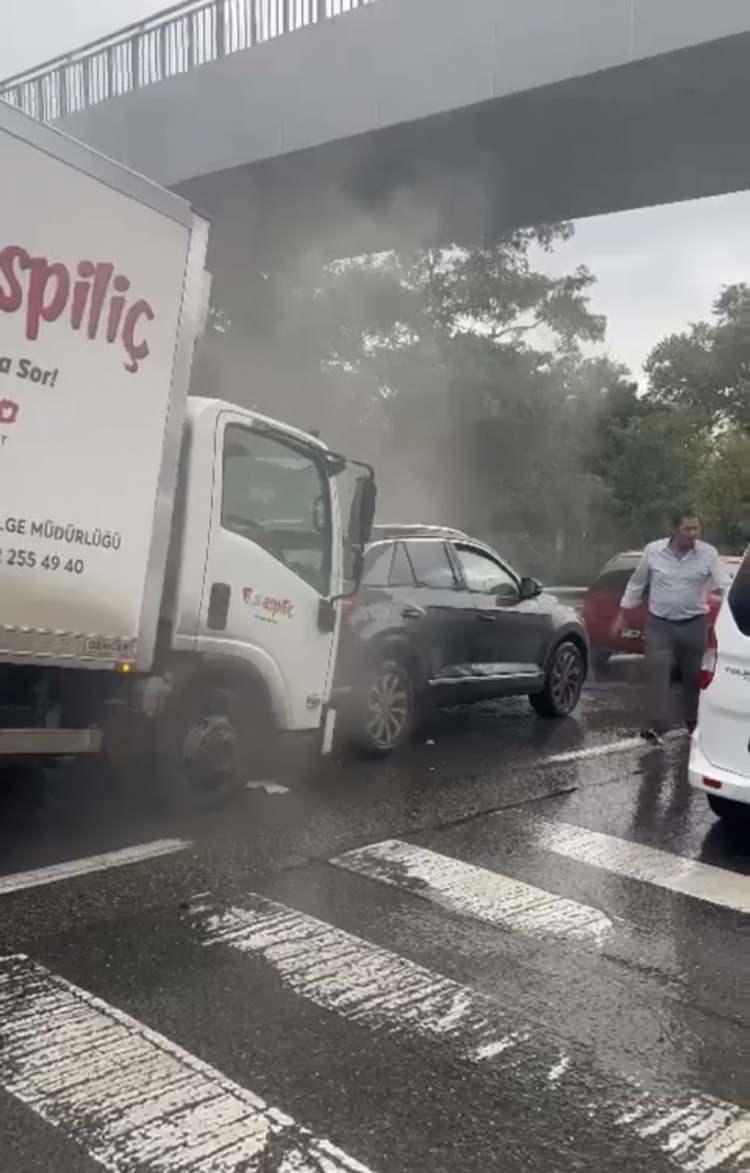 <p>Sağlık ekiplerinin müdahalesinin ardından yaralanan motosiklet sürücüsü hastaneye kaldırıldı.</p>
<p> </p>