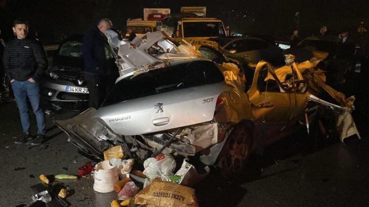 <p>Kocaeli'de yola dökülen mazot sebebiyle 7 noktada 26 araç kazaya karıştı. Meydana gelen feci kazada 2'si ağır 13 kişi yaralandı.</p>