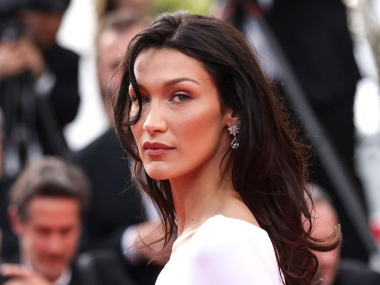 <p>Dünyaca ünlü model Gigi Hadid ve kardeşi Bella Hadid, uzun yıllardır Filistin'in özgürlük mücadelesine verdikleri destekle tanınıyor.</p>
<p> </p>
<p>Bella Hadid, yaşanan çatışmalar için "Kariyerim dursa bile Filistin'i desteklemekten asla vazgeçmeyeceğim. Modellik işlerini kaybetmekten korkmuyorum ve Filistin hakkında sesimi yükseltmeye devam edeceğim. İsrail Başbakanı Netanyahu yeni Hitler! 2 buçuk milyon Filistinli'ye yeni bir mezarlık yaratmak için çalışıyor. O modern zamanların Hitler'i! Eğer İsrailliler savaşmayı bırakırlarsa, barış olur. Eğer Filistinliler savaşmayı bırakırlarsa, Filistin yok olur." dedi</p>