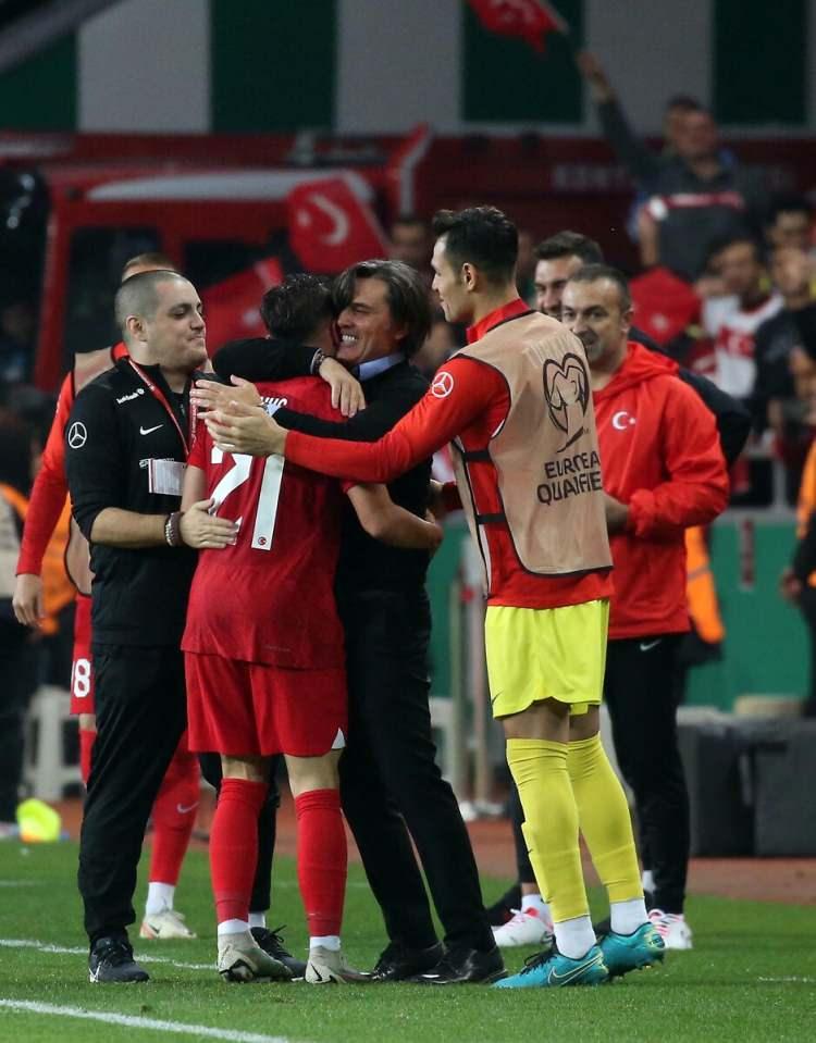 <p><strong>Corriere dello Sport:</strong> "Vincenzo Montella'nın Türk milli takımı macerası henüz kısa süre önce başladı ancak teknik direktör şimdiden Türkiye'de gerçek bir örnek haline geldi. Montella, Türk milli takımını Avrupa Şampiyonası'na götürmeyi başaran ilk yabancı teknik direktör oldu. Türkiye'deki taraftarlar ve oyuncular şimdiden ona deli oluyor" </p>
