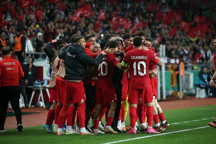 <p><strong>Kicker</strong> dergisinin haberinde, Türk Milli Takımı'nın Letonya'yı 4-0 mağlup ederek gruptaki son maçı öncesinde EURO 2024'e katılmaya hak kazandığı belirtildi.</p>