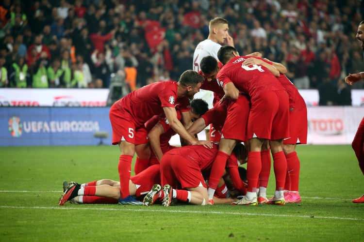 <p><strong>Spiegel: </strong>"Türkiye, gol festivaliyle (şampiyonaya) katılmaya hak kazandı." </p>