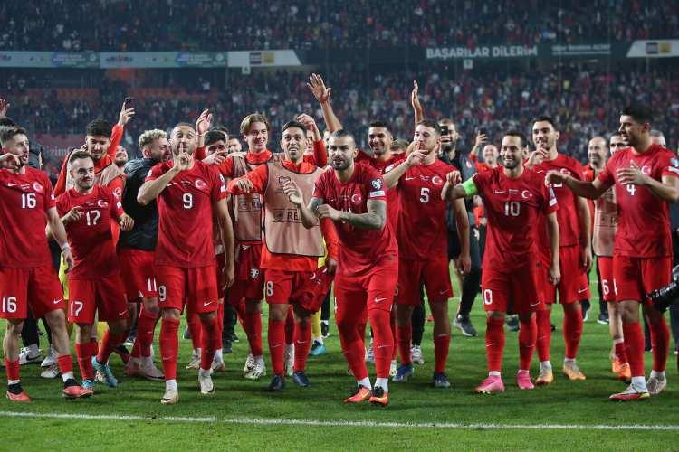 <p><strong>Frankfurter Allgemeine Zeitung:</strong> "Eski dünya şampiyonu İspanya, şarkı söylemeyi seven taraftarlarıyla İskoçya ve Türkiye, gelecek yaz yapılacak Avrupa Şampiyonası'nı zenginleştiriyor."</p>