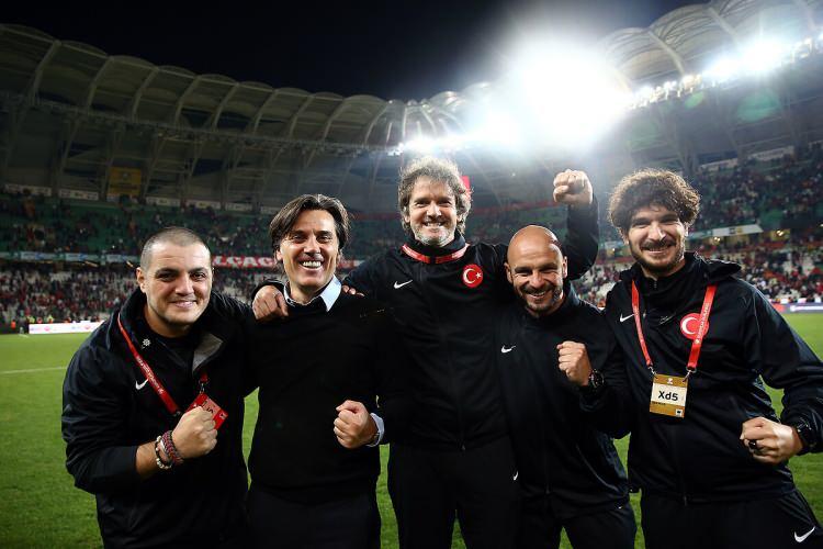 <p><strong>Fanpage:</strong> "Montella Türkiye’de tarih yazdı. Vincenzo Montella'nın Türkiye'de örnek haline gelmesi kısa sürdü. Eski forvet, Türk milli takımının başındaki sadece iki maç sonrası ülkenin spor tarihindeki yerini aldı. Avrupa şampiyonasına katılma hakkını elde eden ilk yabancı teknik direktör oldu. Oyuncular ve taraftarlar onun için tam anlamıyla deli oluyorlar"</p>
