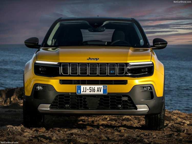 <p>Avenger, standart olarak Selec-Terrain ve Eğim İniş Kontrolü ile donatılan ilk önden çekişli Jeep aracı olma özelliğine sahip. Selec-Terrain, günlük sürüş için "Normal", yüksek verimlilik ve menzili artırmak için "Eko", otoyol ve asfalt sürüşünde gelişmiş sürüş keyfi için "Sport", kaygan zeminlerde maksimum çekiş için "Snow" (Kar), toprak zeminde gelişmiş sürüş kontrolü için "Mud" (Çamur) ve "Sand" (Kum) olmak üzere altı sürüş modunu kullanıma sunuyor.</p>
