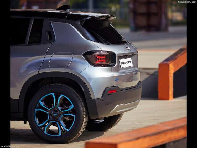 <p>Jeep online satış kanalı üzerinden, lansmana özel 1 milyon 559 bin TL'den başlayan fiyatlarla ön satışa sunulan Avenger, İstanbul, Ankara, İzmit, İzmir, Antalya ve Konya'daki showroomlarda sergilenmeye başladı.</p>
