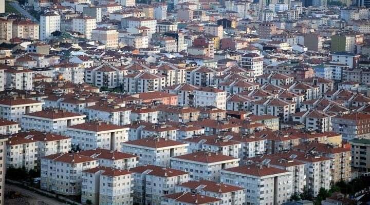 <p>Turizm amaçlı kiralama yapılan konutun, sözleşmeye uygun olarak kullanıcıya teslim edilmemesi halinde 100 bin, verilen 15 günlük süre içinde alınan ödemenin iadesinin yapılmaması durumunda 200 bin lira idari para cezası uygulanacak.</p>