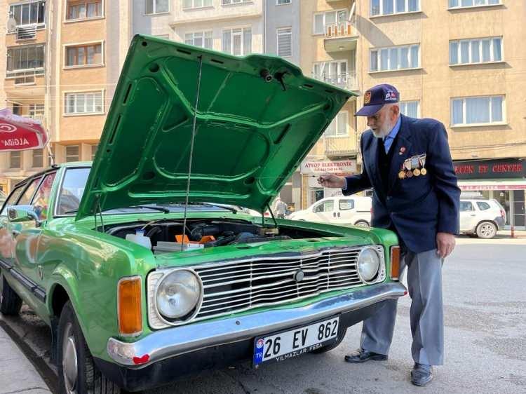 <p>48 yaşındaki aracı hakkında konuşan Kore Gazisi Kemal Öztürk, <strong>“Bu arabayı 1975 yılında aldık.1975’ten beri kullanıyorum. Araca çok bakıyoruz, bakmadan olmaz tabi. Her gün yağına, lastiğini kontrol ediyorum. Arabayla giderken ses duyduğumda ustaya gidiyorum. </strong></p>

<p> </p>

<p><strong>Aynı arabayla beni mahallede tanırlar. Bana ‘Laz Kemal’ derler, çiftçilik yapıyorum. Çiftçiler beni hep tanır arabayla geçtiğimde. Karacahöyük, Yassıhöyük, Sevinç köyü Alpu’ya kadar beni herkes bilir.</strong></p>
