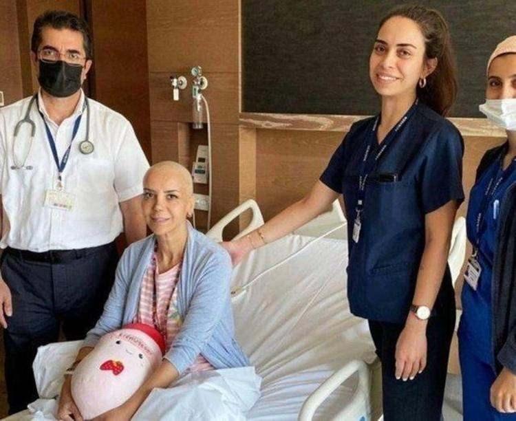 <p><em><strong>HASTANE MASRAFLARINI KARŞILADILAR</strong></em></p>

<p><span style="color:#000000"><strong>Yakın dostları </strong></span><strong>Zara, Hakan Altun</strong><span style="color:#000000"><strong> ve </strong></span><strong>Haluk Levent</strong><span style="color:#000000"><strong>'in, &uuml;nl&uuml; ismin İstanbul'da tedavi g&ouml;rd&uuml;ğ&uuml; hastanenin masraflarını kapattığı &ouml;ğrenilmişti.</strong></span></p>
