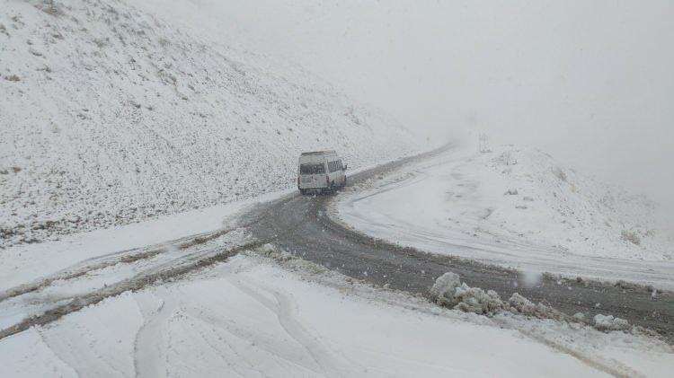 <p>Sabah saatlerinde başlayan ve etkisini arttıran kar yağışı Van-Bahçesaray kara yolu üzerinde bulunan ve Türkiye'nin 3 bin rakımlı en yüksek geçidi olan Karabet Geçidi'nde trafiği olumsuz yönde etkiliyor.</p>