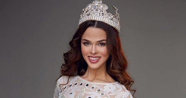 <p><strong>Aslıhan Karalar<span style="color:#800000"> 2017 Best Model of The World </span>birincisi oldu. Küçük yaşlardan itibaren sanat eğitimi alan Karalar, modellik mesleğinin yanı sıra oyunculuk da yapıyor.</strong></p>