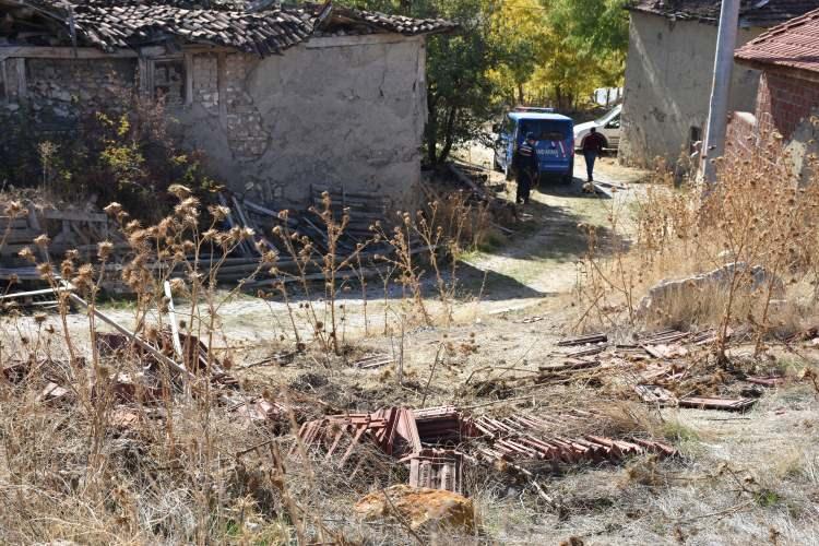 <p>Akli dengesi yerinde olmayan Önal'ın cesedi, olay yeri incelemesinin ardından hastane morguna gönderildi.</p>

<p>İl Jandarma Komutanlığı ekipleri cesedin parçalarının bulunduğu bölgede jandarma iz takip köpeğiyle mahalledeki arazide ve evlerin çevresinde arama yaptı. Aramada cesede dair herhangi başka bir parçaya rastlanılmadı.</p>
