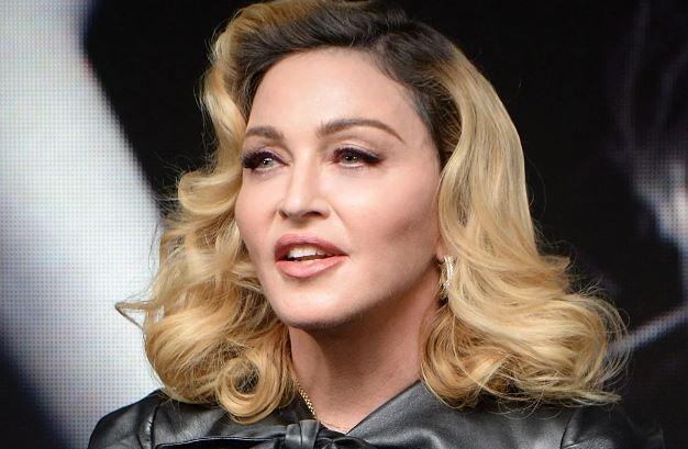 <p><strong>'Celebration' (Kutlama) </strong>adlı dünya turnesine başlayan ünlü şarkıcı Madonna, Londra konseriyle sosyal medyada dikkatleri üzerine topladı. Konsere geç çıktığı gerekçesiyle seyircilerden tepki alan Madonna sosyal medyadan eleştiri yağmuruna tutuldu. Seyirciler, konser için ödedikleri bilet paralarının iadesini istedi!  </p>

