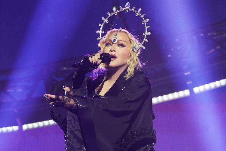 <p><strong>'Celebration' (Kutlama) </strong>adlı <strong>dünya turnesi</strong> sorunlu başlayan Madonna'nın hayranları tepki gösterdi. Geçtiğimiz pazar günü <strong>Londra'daki</strong> konserine geç çıktığı gerekçesiyle hayranlarından tepki alan Madonna, ayrıca konser sırasında müzik yasağını çiğnediği için <strong>300 bin sterlin (10 milyon TL) </strong>para cezası aldı.</p>

