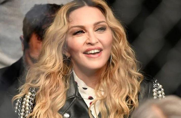 <p><span style="color:#800000"><strong>HAYRANLARINI TEPKİ GÖSTERDİ!</strong></span></p>

<p>Madonna'nın sahneye zamanında çıkması halinde iki saatlik gösterisini tamamlayabileceğini öğrenen hayranları, yaşadıkları hayal kırıklığını sosyal medyadan dile getirerek ünlü şarkıcıya tepi gösterdi.</p>
