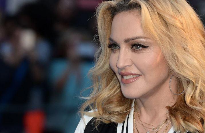 <p>Madonna'yı sahnede görebilmek için konser alanında saat <strong>21.00'e</strong> kadar beklediklerini ifade eden hayranlar,  Madonna'yı sosyal medyadan eleştiri yağmuruna tuttu.</p>
