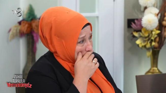 <p><strong>Yemeği yiyemeyeceğini ve kötü olduğunu söyleyen Sema'ya Zuhal Topal,  "Format gereği her yemeğin tadına bakmak zorundasın ama kendini iyi hissetmediğin için seni zorlamayacağım. Fikret'in de hakkını yediremeyeceğim için ya ana yemek olduğu için 2 puan fazla vereceksin ya da tadına bakarak puanlama yapacaksın" dedi.</strong></p>
