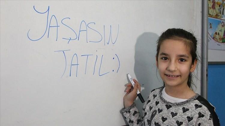 <p> İkinci dönem ara tatili ise 8 Nisan 2024 Pazartesi ile 12 Nisan 2024 Cuma arasında yapılacak.”</p>