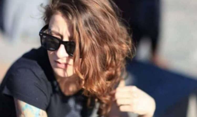 <p>Saatlerce orada Metin Akpınar'ı bekledim, kimse gelmedi. Bu görüşmenin ardından 5 yıl boyunca bir araya gelmedik. Henüz 21 yaşındaydım.</p>

<p> </p>

<p><strong>14 YIL BOYUNCA BENİ OYALADI</strong></p>

<p> </p>

<p>Bu olaydan sonra inat ettim. Bu sefer vaatler dönemi başladı. Bir strateji uyguladı. 14 yıl boyunca sürdü bu taktik. En sonunda ben kendilerini mahkemeye vereceğimi söyledim. Onun üzerine bir görüşme ayarlandı.</p>

<p> </p>

<p>Antalya'da bir otelde 12 saat boyunca karşılıklı konuştuk. Ben hikayemi anlattım. Bir yandan da bana 'karım bunu öğrenirse size zırnık koklatmaz' diyordu.</p>
